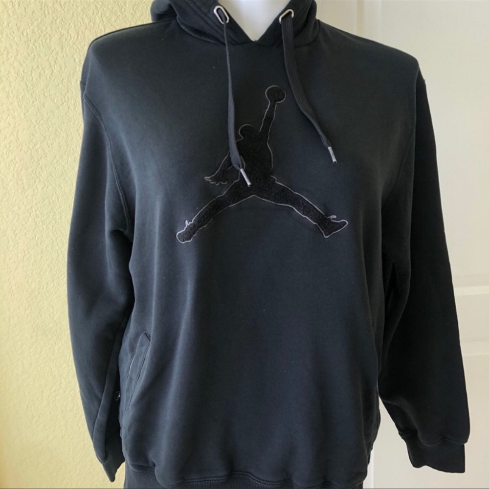 If anyone has this hoodie let me know and if the price is reasonable I’ll buy it